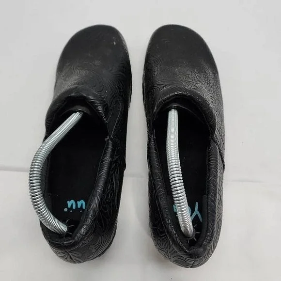 YUU Bethanee Womens Tooled Faux Leather Floral Slip On Clogs Shoes Black Size 9M - Picture 5 of 10